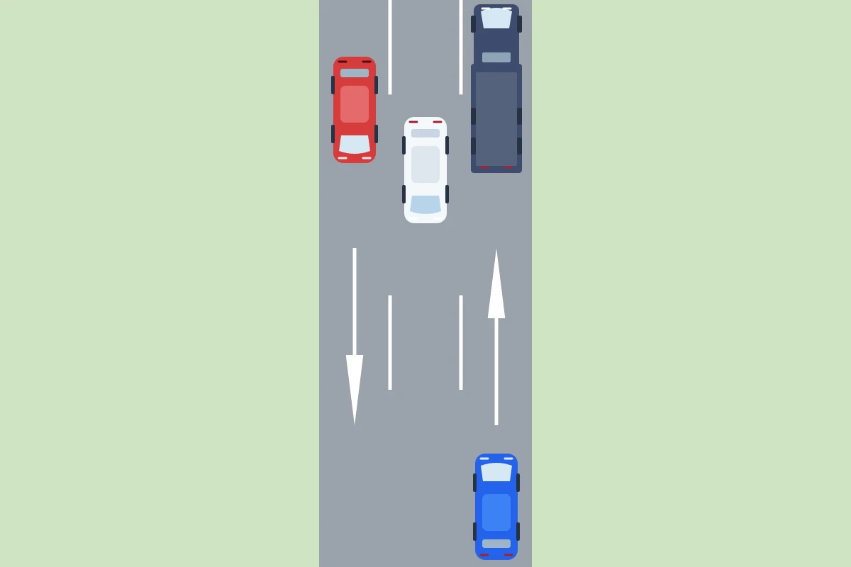 El vehículo de frente ya usa el carril central para adelantar y el coche azul no lo ocupa.