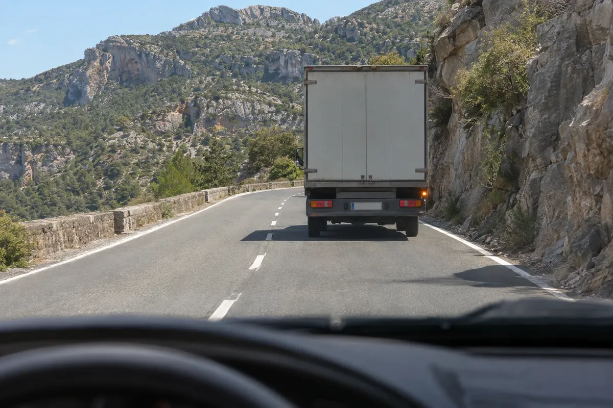 El camión no puede arrimarse del todo a la derecha e indica con el intermitente derecho, sin sacar el brazo.