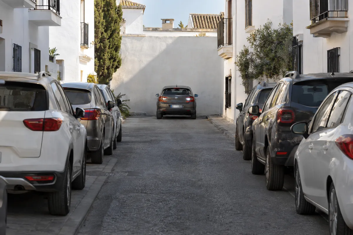 En una calle sin salida donde no puedes girar, retrocedes solo lo indispensable para poder salir.