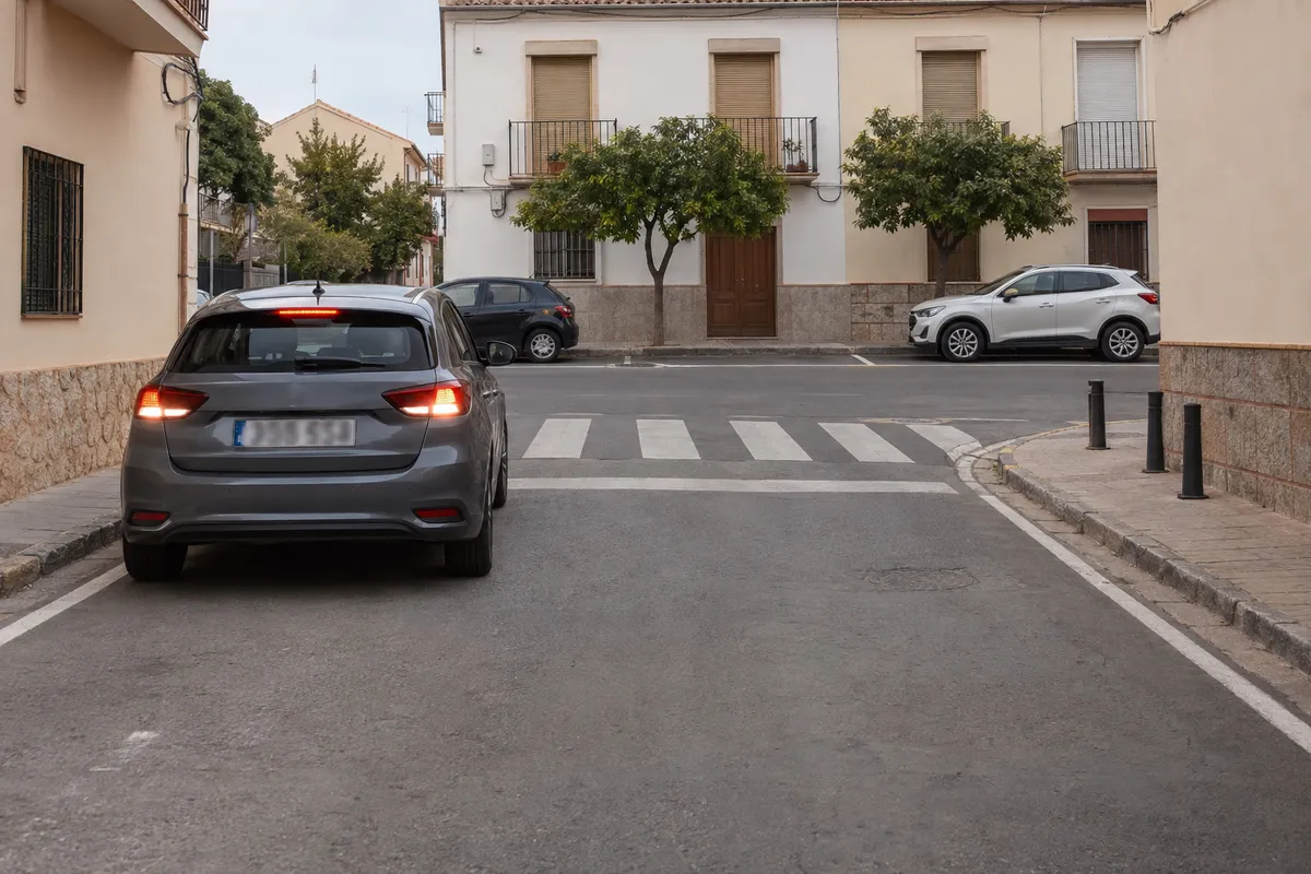 Al retroceder para aparcar, el recorrido no puede invadir el cruce, aunque sea inferior a 15 metros.