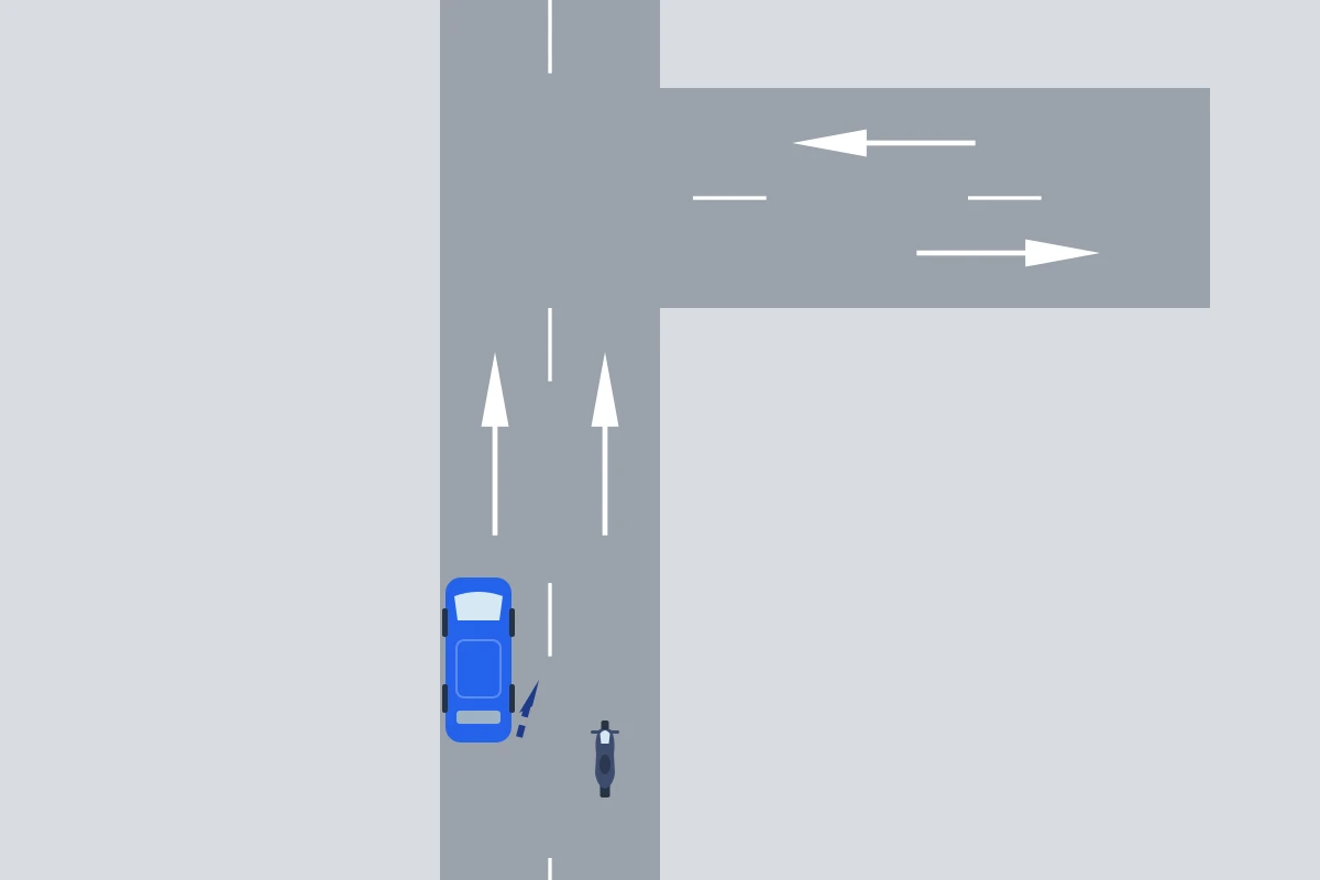 El coche sigue en el carril izquierdo y la moto circula por el de la derecha, un poco por detrás.