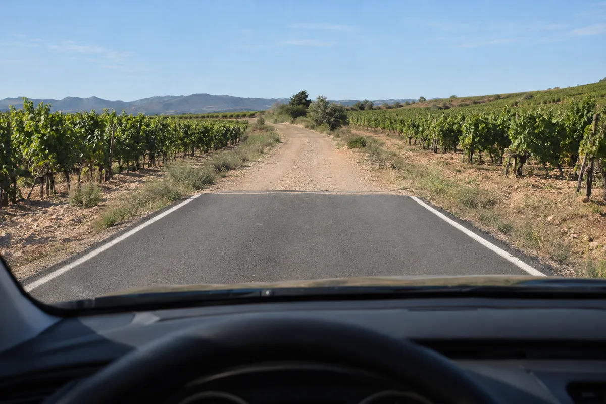 Al pasar del asfalto a un camino sin pavimentar, el máximo es 30 km/h.