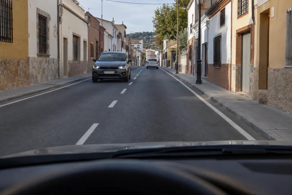 Una calle con un solo carril por sentido: el límite genérico es 30 km/h.