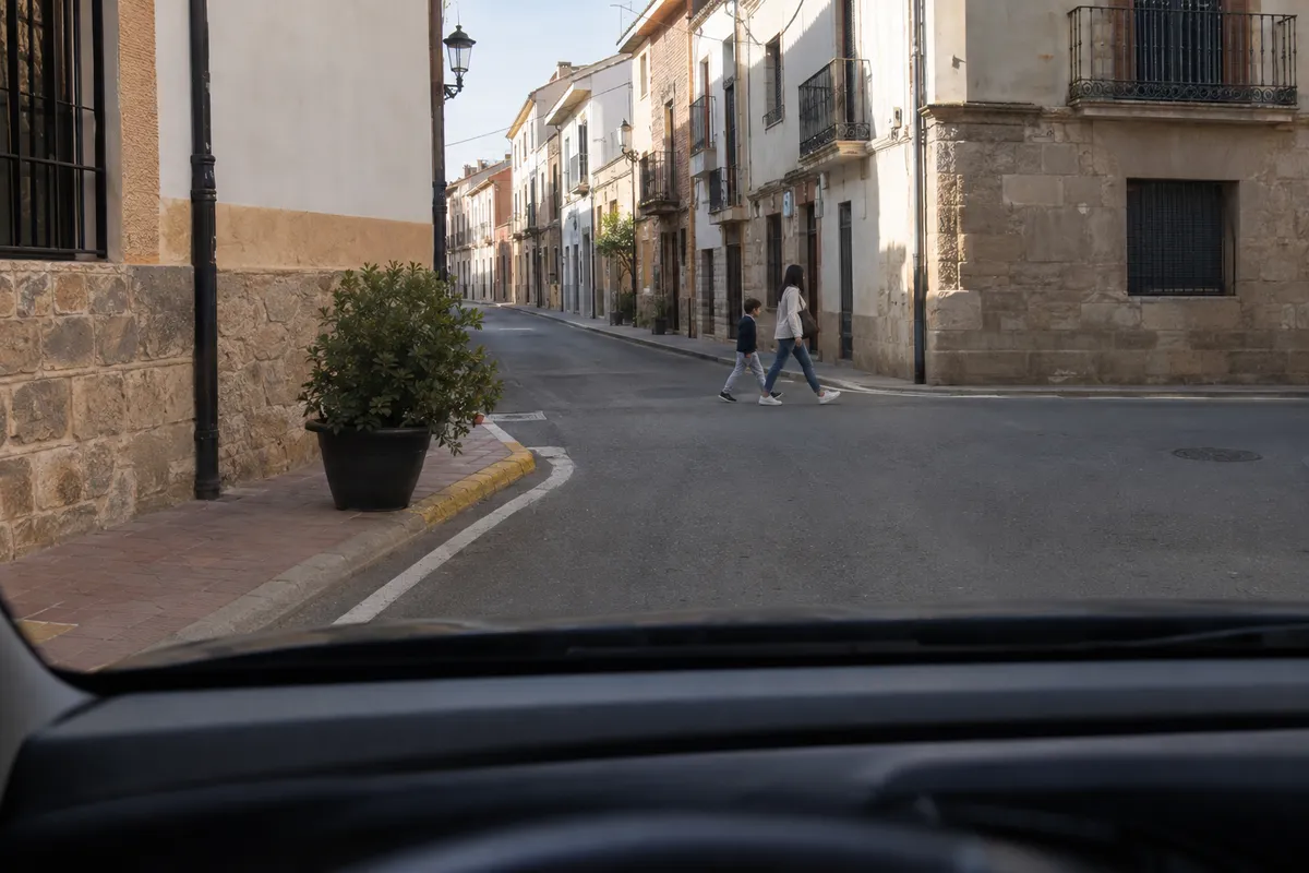 Al girar, dejas pasar a quienes ya cruzan la calle de destino, incluso sin paso señalizado.