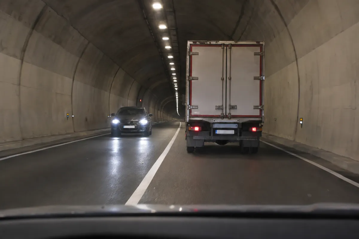 Dos carriles en el túnel no bastan si hay uno para cada sentido.