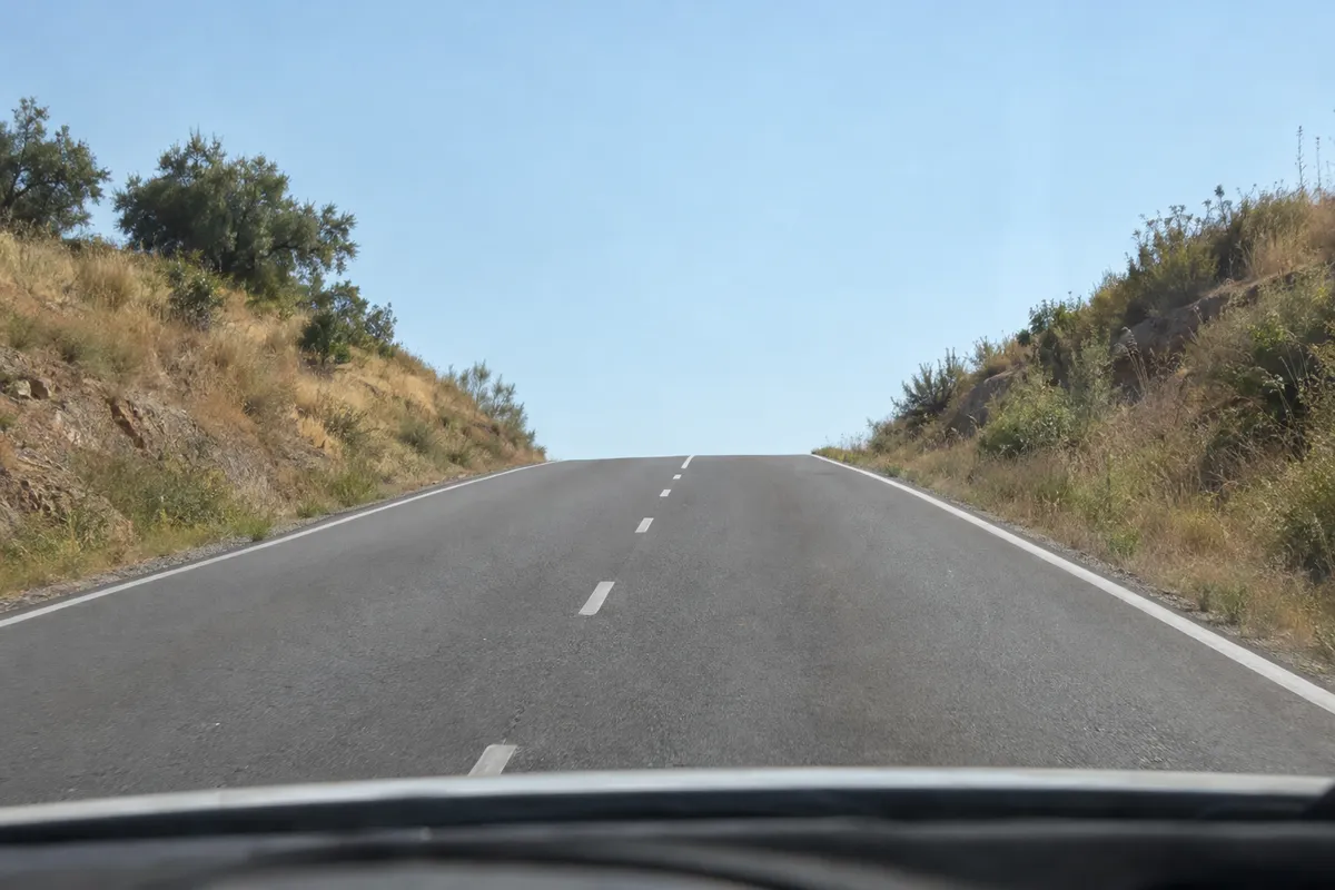 La cima oculta el tramo por el que podría venir otro vehículo.