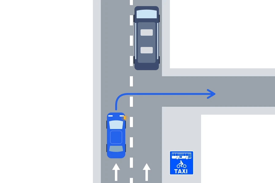 Un coche cruza el carril reservado por la línea discontinua para girar a la derecha, después de dejar pasar al vehículo autorizado