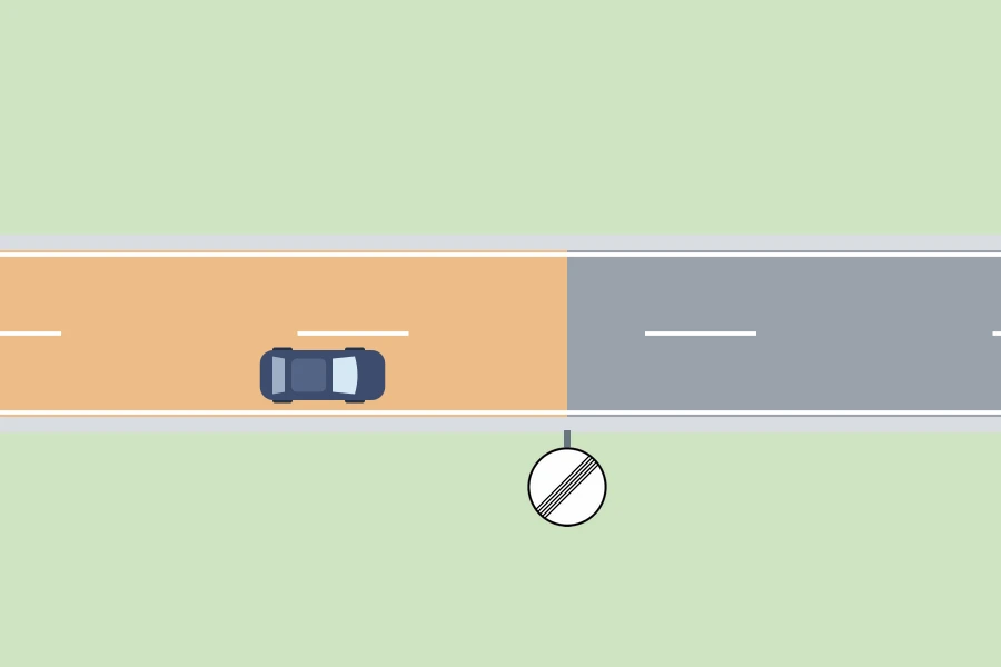Esquema de una carretera: el tramo anterior a la señal de fin de prohibiciones, en naranja, donde rigen las prohibiciones, y el posterior, en gris, donde dejan de aplicarse