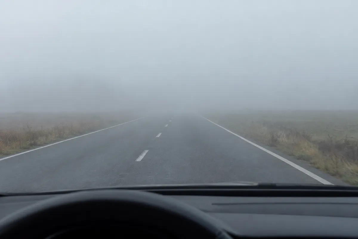 Niebla de día en una recta: el tramo de calzada que se alcanza a ver es corto.