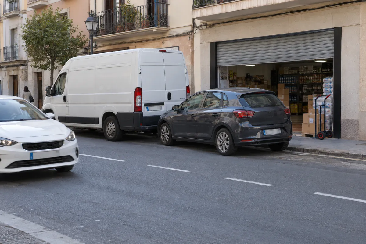 Un coche ocupa la zona de reparto y la furgoneta se queda sin espacio para llegar.