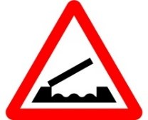 Señal: Puente móvil: peligro por la proximidad de un puente que puede ser levantado o girado, con lo que se interrumpe temporalmente la circulación