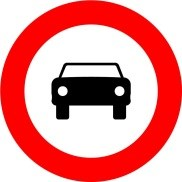 Señal: Entrada prohibida a vehículos de motor, excepto motocicletas de dos ruedas: no prohíbe el acceso a motocicletas de dos ruedas ni a vehículos de tres ruedas asimilados a motocicletas
