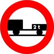 Señal: Entrada prohibida a vehículos de motor con remolque exceptuando los de un solo eje: con una cifra de tonelaje, solo se aplica cuando la masa máxima autorizada del remolque la supera