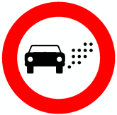 Señal: Entrada prohibida a vehículos en función de su distintivo ambiental u otros criterios ambientales: las condiciones se especifican en un panel complementario o en un cartel que incluye la señal