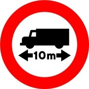 Señal: Limitación de longitud: prohibición de paso a los vehículos o conjunto de vehículos cuya longitud máxima, incluida la carga, supere la indicada