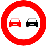 Señal: Adelantamiento prohibido: por añadidura a las normas generales, prohíbe a todos los vehículos adelantar a vehículos a motor que circulen por la calzada cuando la maniobra implique invadir la zona reservada al sentido contrario; donde la norma ya prohíbe adelantar, lo recuerda