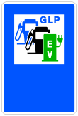 Señal: Surtidor de carburante, GLP y estación de recarga eléctrica: situación de un surtidor o estación de servicio de carburantes con GLP o autogás y estación de recarga eléctrica