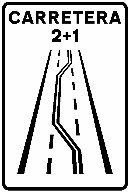 Señal: Carretera 2+1: principio de una carretera 2+1, es decir, la que consta de tres carriles de circulación y permite la circulación en ambos sentidos; el carril central, que facilita el adelantamiento, está reservado de manera alterna a uno y otro sentido; puede indicar también el ramal de un nudo que conduce a ella
