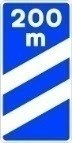 Señal: Panel de aproximación a salida (200 m): en una autopista o en una autovía, la próxima salida está situada aproximadamente a 200 m; si la salida es por la izquierda, la diagonal desciende de izquierda a derecha y la señal se sitúa a la izquierda de la calzada
