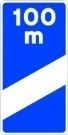 Señal: Panel de aproximación a salida (100 m): en una autopista o en una autovía, la próxima salida está situada aproximadamente a 100 m; si la salida es por la izquierda, la diagonal desciende de izquierda a derecha y la señal se sitúa a la izquierda de la calzada