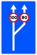 Señal: Paso de uno a dos carriles de circulación con especificación de la velocidad máxima en cada uno de ellos: en un tramo con un solo carril, se va a pasar a disponer de dos carriles en el mismo sentido de circulación; indica también la velocidad máxima permitida en cada uno