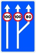 Señal: Paso de dos a tres carriles de circulación con especificación de la velocidad máxima en cada uno de ellos: en un tramo con dos carriles en un sentido de circulación, se va a pasar a disponer de tres carriles en el mismo sentido; indica también la velocidad máxima permitida en cada uno