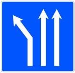 Señal: Bifurcación hacia la izquierda en calzada de tres carriles: en una calzada con tres carriles en el mismo sentido, se producirá una bifurcación con cambio de dirección en el carril izquierdo
