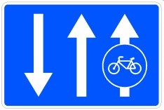 Señal: Vía reservada y obligatoria para ciclos adosada a calzada de doble sentido de circulación: en calzadas de doble sentido, los conductores de ciclos están obligados a circular por el carril donde está la señal y los demás usuarios tienen prohibido utilizarlo; las flechas indican el número de carriles de la calzada y el sentido de circulación